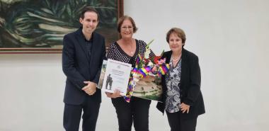La doctora en Ciencias Pedagógicas, Nilda Delgado Yanes, recibió de manos del Rector, el reconocimiento como profesora consultante de esta casa de altos estudios. Foto: Cortesía de la entrevistada