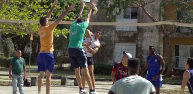 Estudiantes de la Universidad de Ciencias Médicas de Cienfuegos y la UCI participaron en la jornada de este viernes en un encuentro deportivo