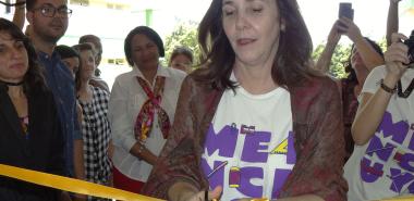 Momento en que el Dra.C. Mariela Castro corta la cinta que dejó inaugurada la Cátedra Honorífica de Género Vilma Espín Guillois