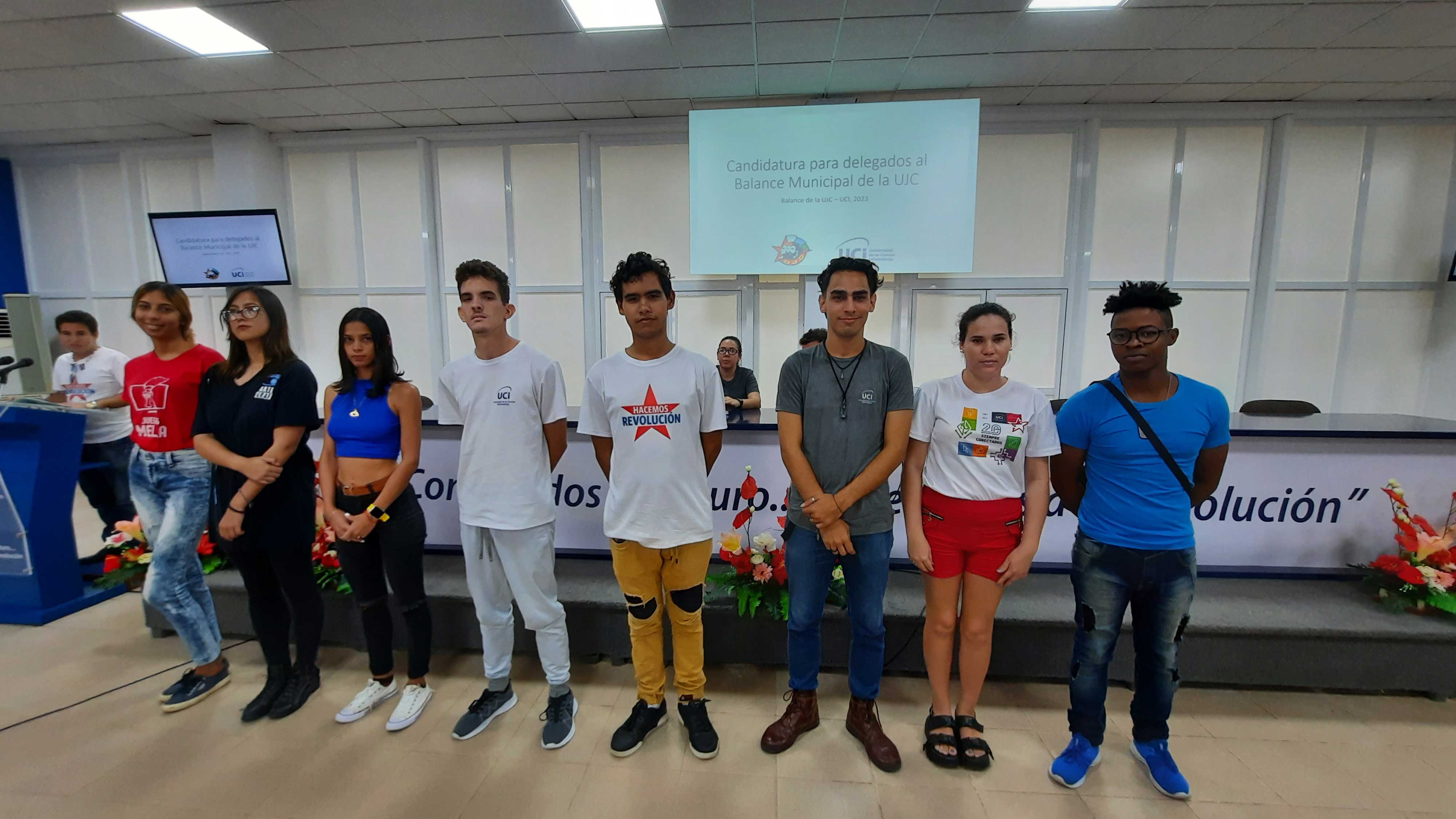 En la sala de eventos del docente Camilo Cienfuegos, los presentes expresaron su compromiso de representar a nuestra institución en el Congreso Municipal de la UJC. Fotos: Osmel Batista Tamarit