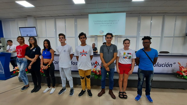 En la sala de eventos del docente Camilo Cienfuegos, los presentes expresaron su compromiso de representar a nuestra institución en el Congreso Municipal de la UJC. Fotos: Osmel Batista Tamarit