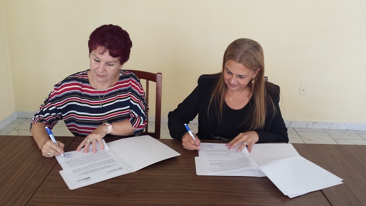 Con la rúbrica de este documento por parte de la Dra.C. Lidia Ruiz Ortíz, vicerrectora de Investigación y Posgrado de la UCI y la directora del CNICM, Dra.C. Ileana Regla Alfonso Sánchez, se concretó un mayor acercamiento entre ambas instituciones. Foto: Abel Castillo Noriega