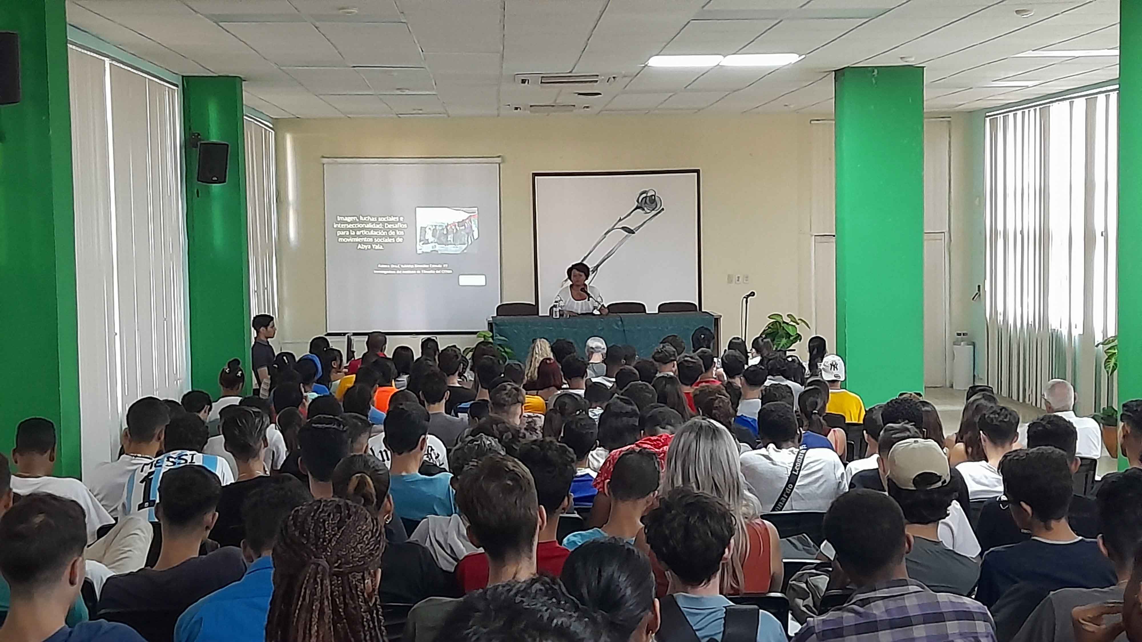 La conferencista abordó el uso de la interseccionalidad en la construcción de imágenes que emplean los movimientos sociales de América Latina en las redes sociales. Foto: Héctor Elider González Rodríguez