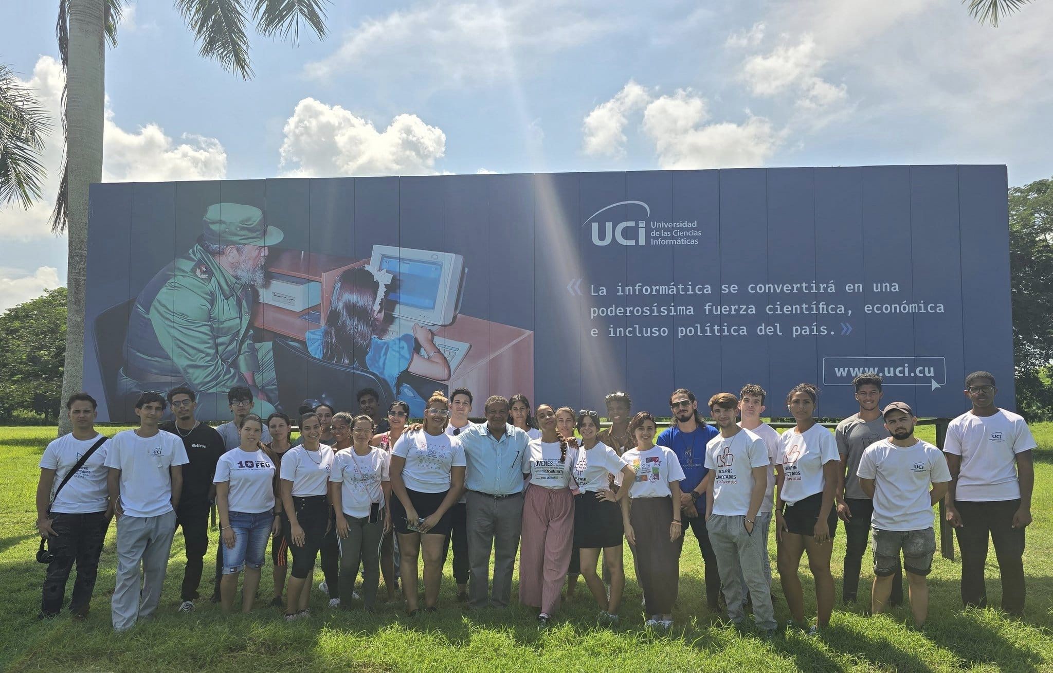 Junto a la valla que identifica a la UCI, el Dr.C. Pedro Luis Basulto Ramírez, secretario del Comité del PCC en la institución acompañó a los dirigentes estudiantiles que participan en el curso de preparación. Foto: Héctor Elider González Rodríguez