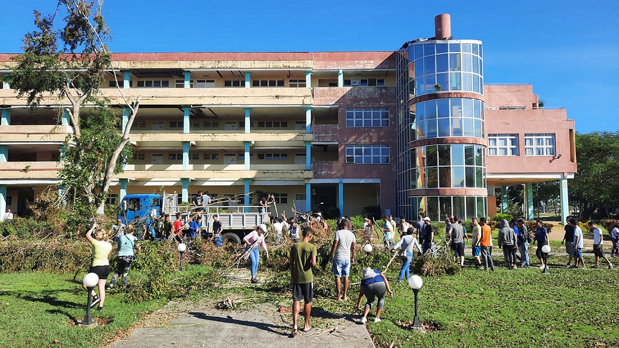 La comunidad universitaria unió voluntades para devolverle la imagen a la casa de altos estudios.