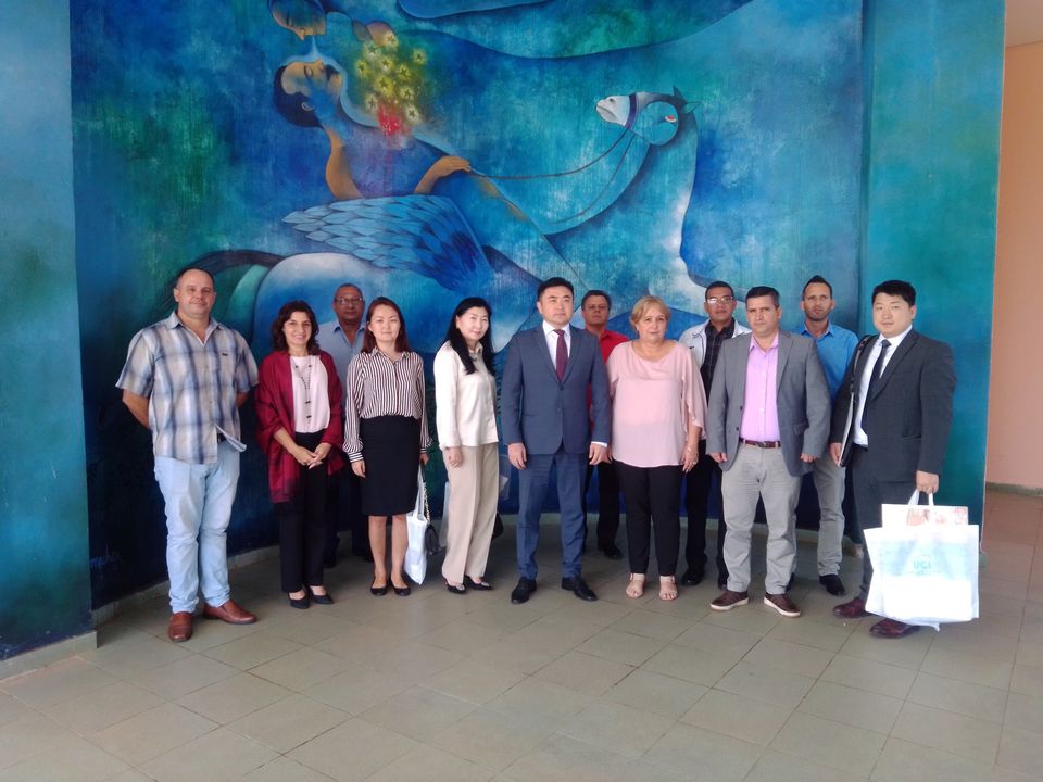 Una delegación presidida por Ganbayar Ganbold, viceministro de Educación y Ciencia de Mongolia visitó en la jornada de este miércoles nuestra Universidad.