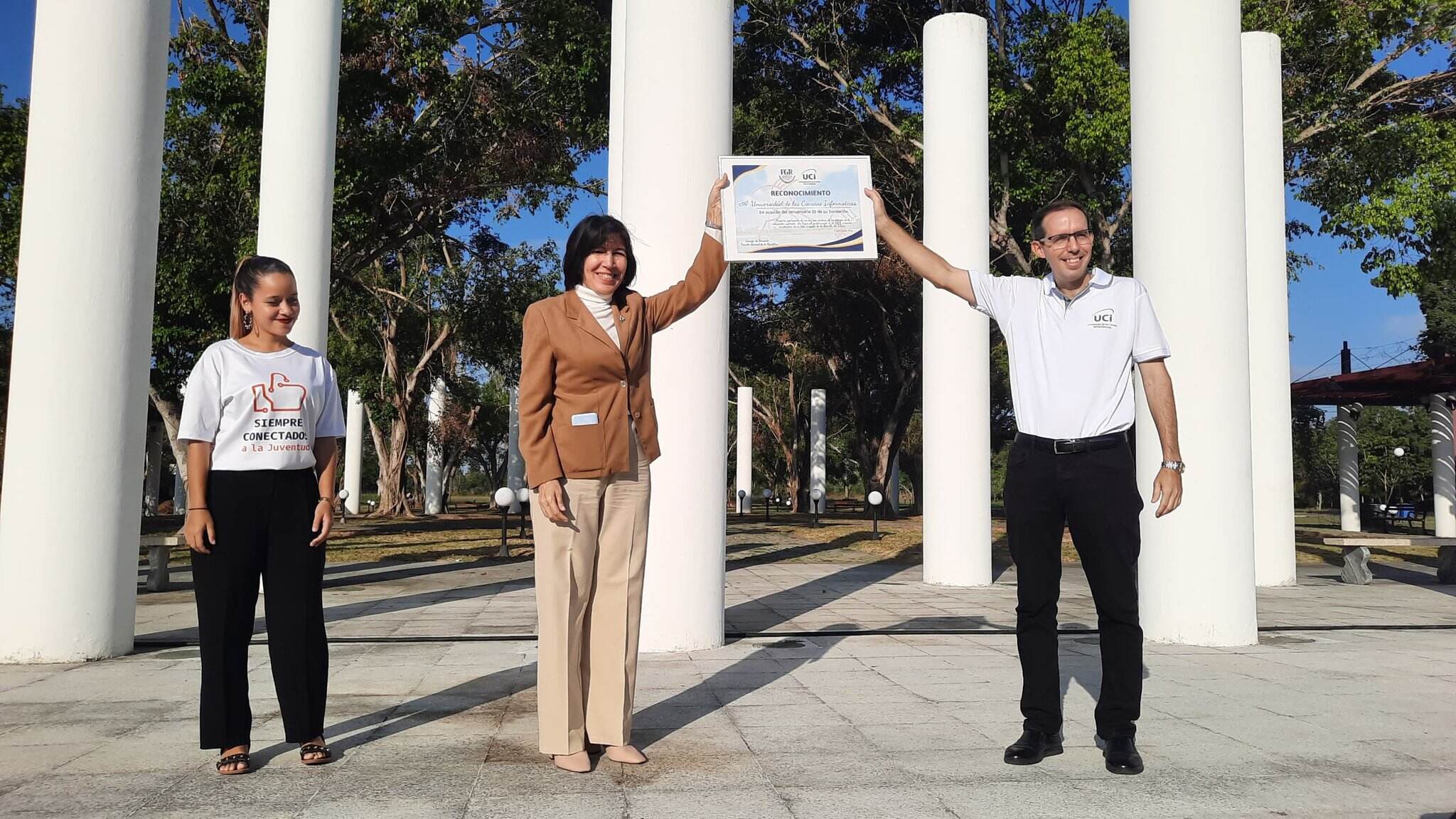En nombre de la comunidad universitaria, nuestro Rector recibe el reconocimiento de la Fiscalía General de la República de Cuba y de la Empresa Xetid. Foto: Osmel Batista Tamarit y Héctor Elider