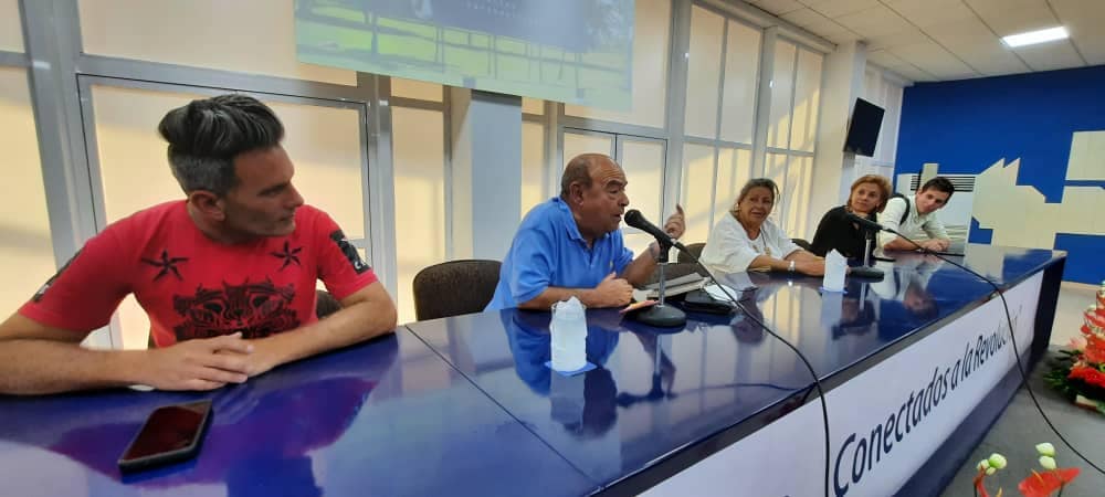El periodista Ciro Bianchi dialogó con estudiantes y profesores de la UCI.
