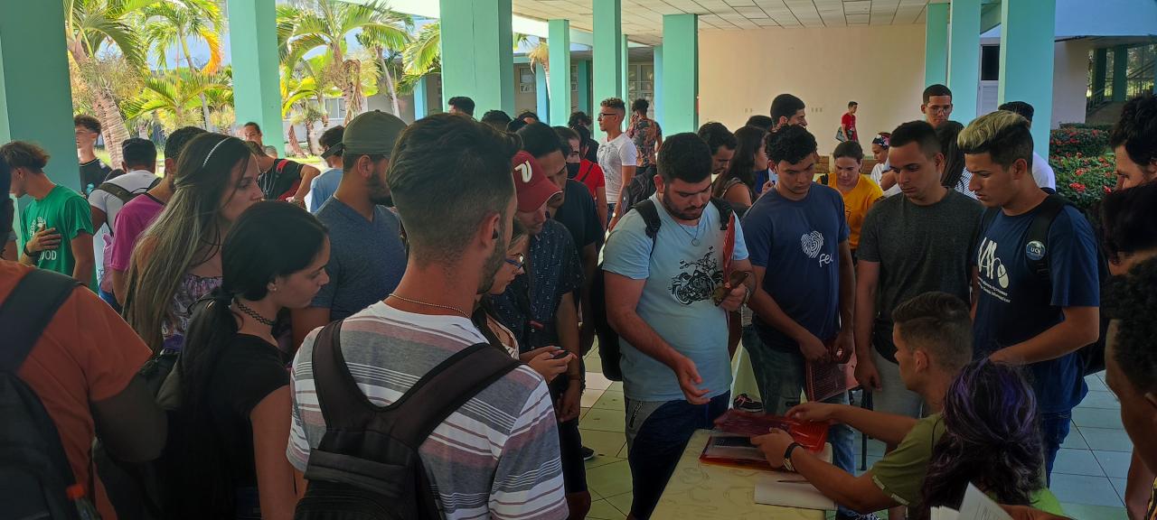 El proceso de acreditación en la Jornada Científica Estudiantil evidenció el interés de los estudiantes por participar en el evento y demostrar sus saberes.