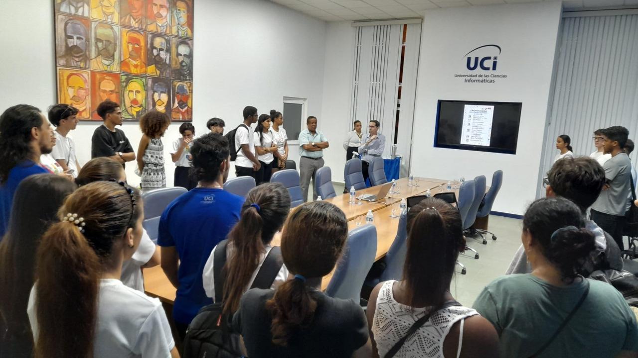 Las máximas autoridades de la UCI y de las organizaciones estudiantiles y políticas interactúan con los más de 30 líderes de la FEU y la UJC.
