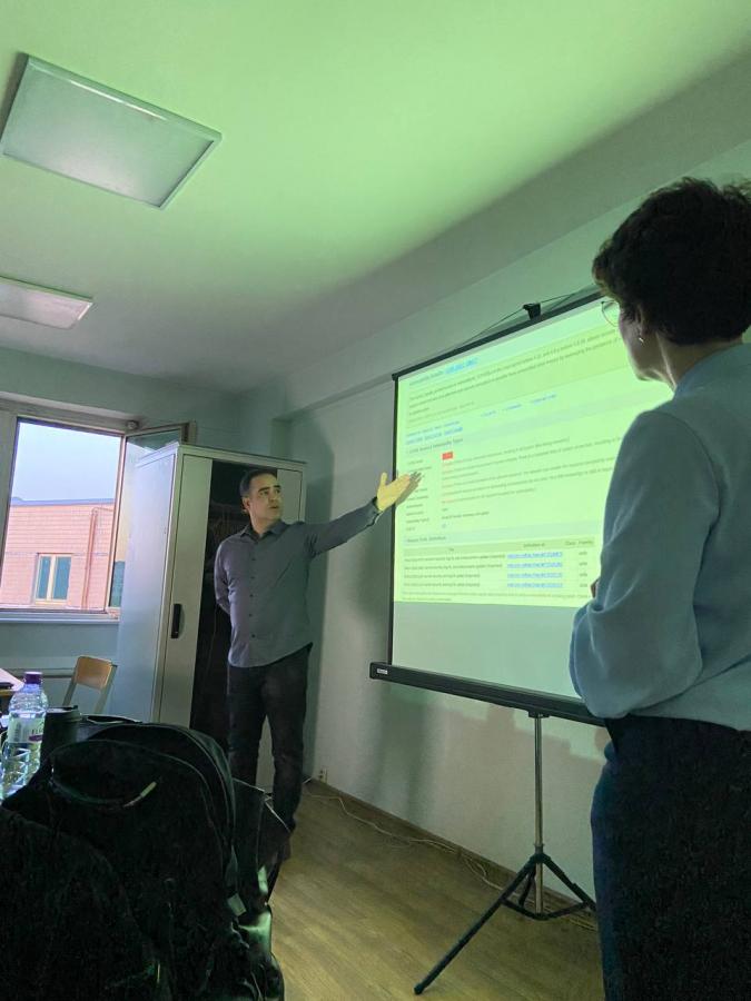 Durante su estadía, el profesor impartió un curso de posgrado de ciberseguridad en aplicaciones web.