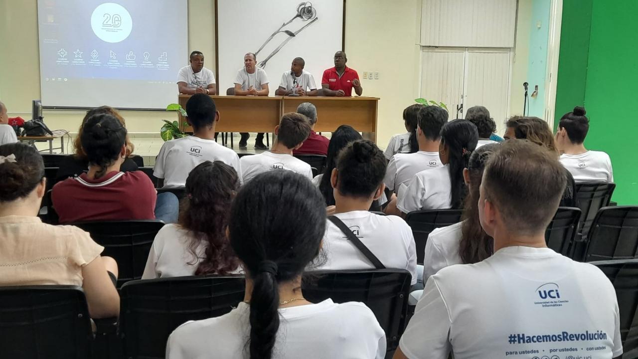 En el teatro Abdala se realizó el encuentro "Diálogo de Generaciones", en el que dirigentes de diferentes etapas de las organizaciones juveniles y estudiantiles, intercambiaron con los jóvenes que actualmente ocupan esas responsabilidades en la UCI.