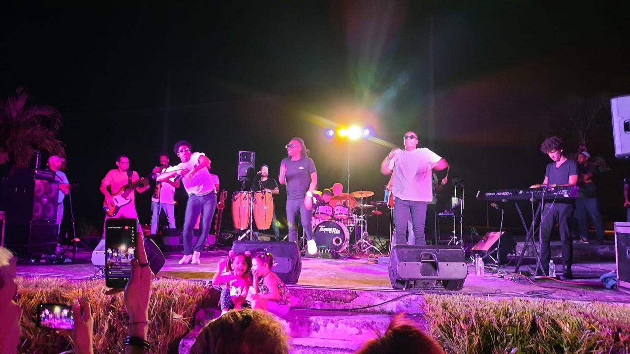 La banda hizo un recorrido por su discografía que recoge géneros como el feeling, el son, la conga, el mambo, el funky, unidos a sonidos foráneos.