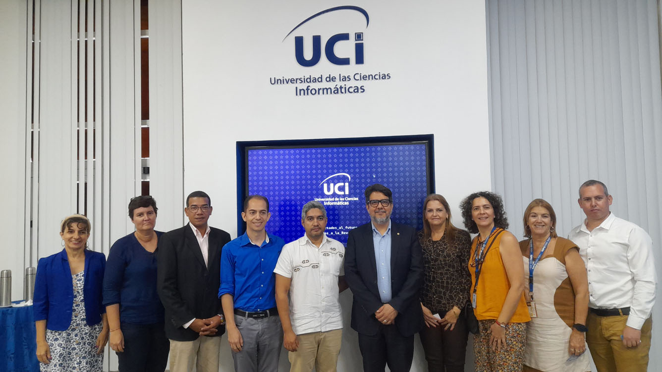 El Dr. Mario Cruz Peñate, representante de la OPS/OMS en Cuba intercambió con directivos de la UCI. Foto: Héctor Elider González Rodríguez