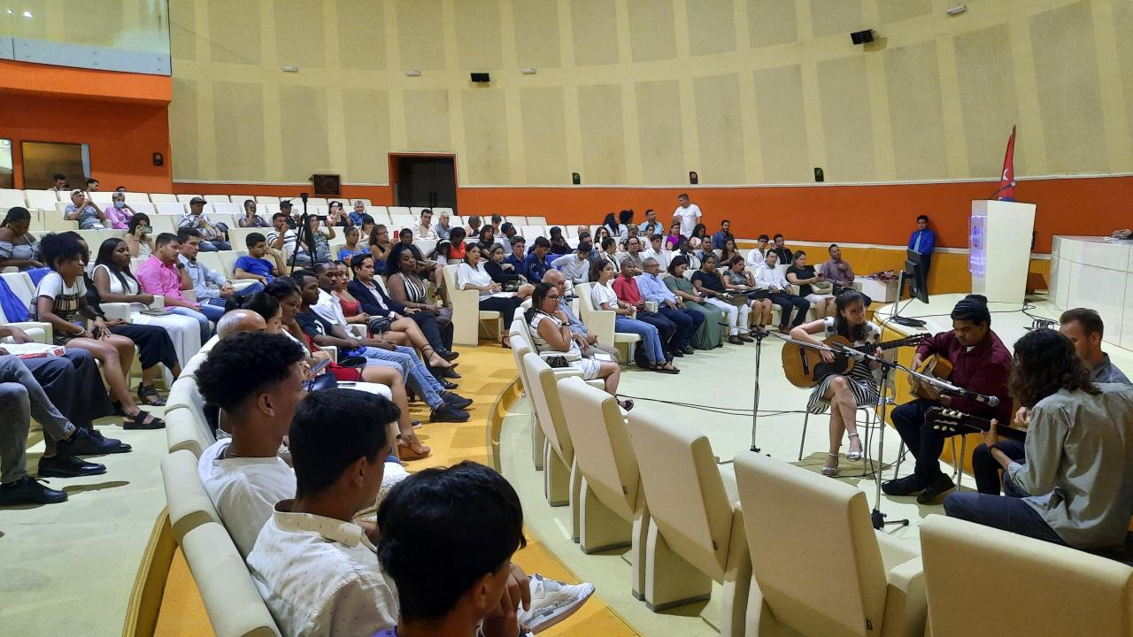 Momento cultural en honor de los graduados.