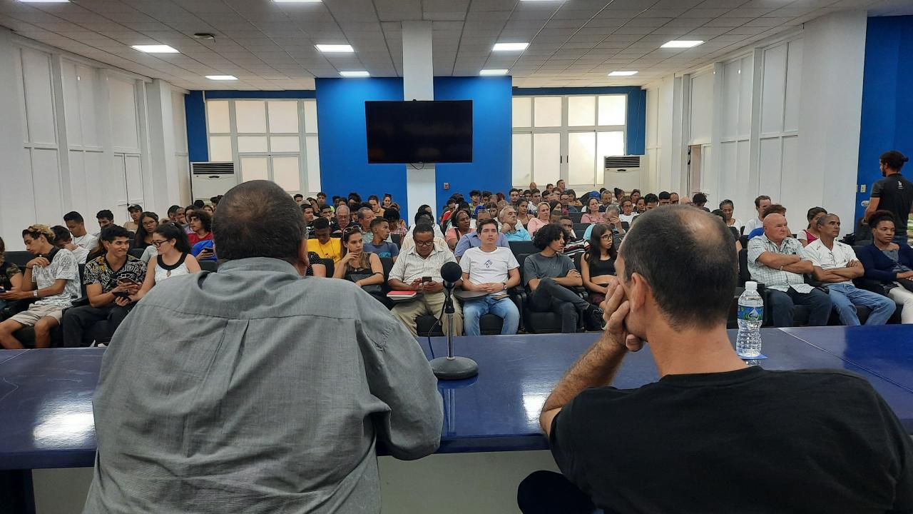 Realizador audiovisual Javier Gómez Sánchez presenta libro en la UCI.