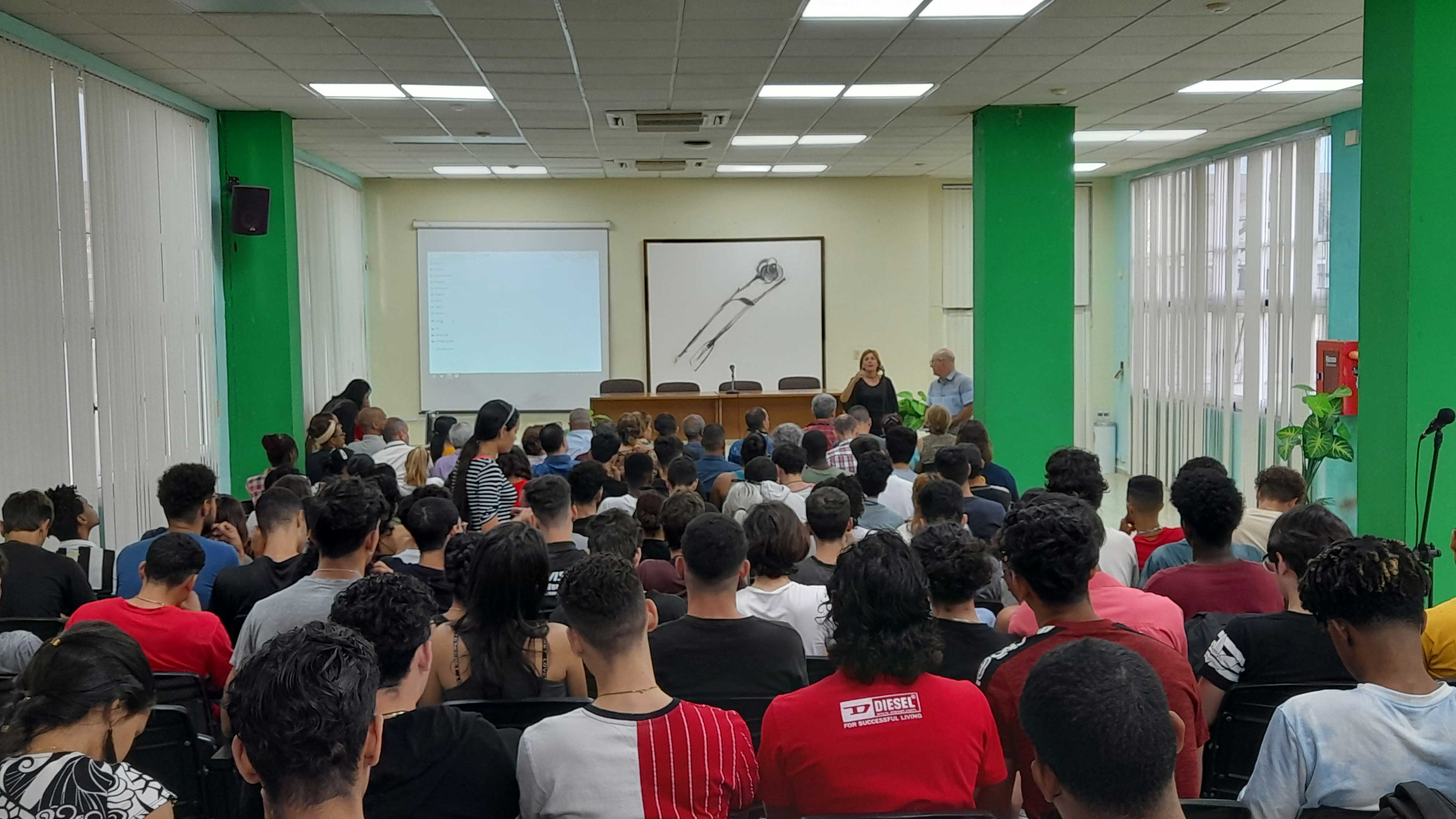 Directivos de entidades y organismos empleadores intercambiaron con estudiantes de la carrera de Ciberseguridad.