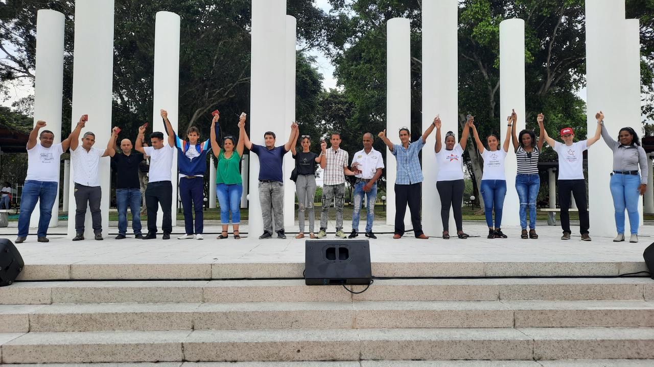 Trabajadores de la institución recibieron el carné que los acredita como militantes del Partido.