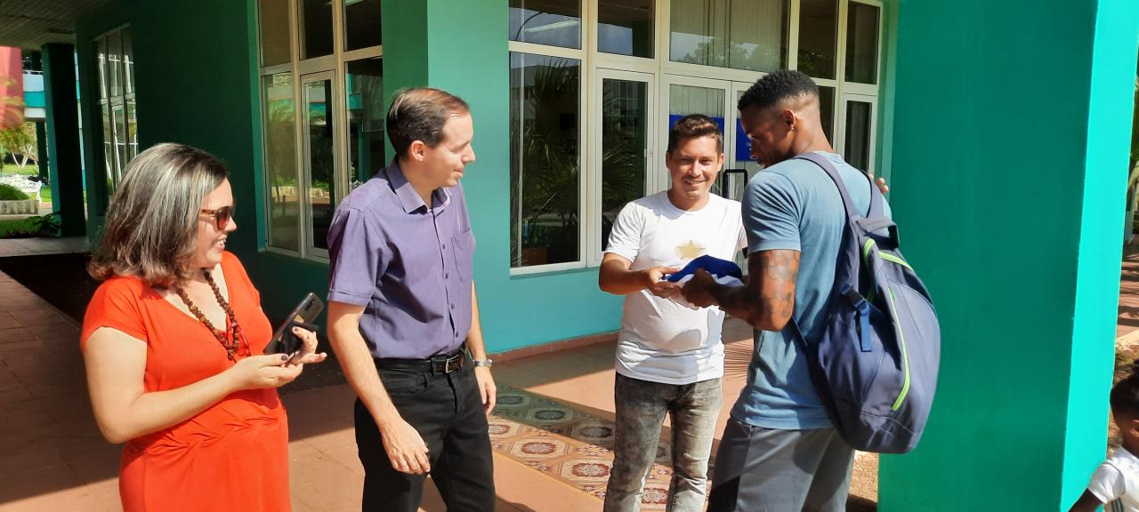 El rector de nuestra institución, el Dr.C. Raydel Montesino Perurena, hizo entrega de un reconocimiento especial a Roberto Menejías García por ser el mejor atleta en el sector masculino de estos juegos deportivos.