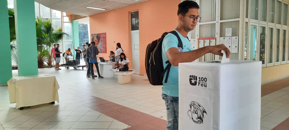 Los estudiantes de las facultades 3 y 4 ejercieron su derecho al voto en las urnas desde bien temprano.