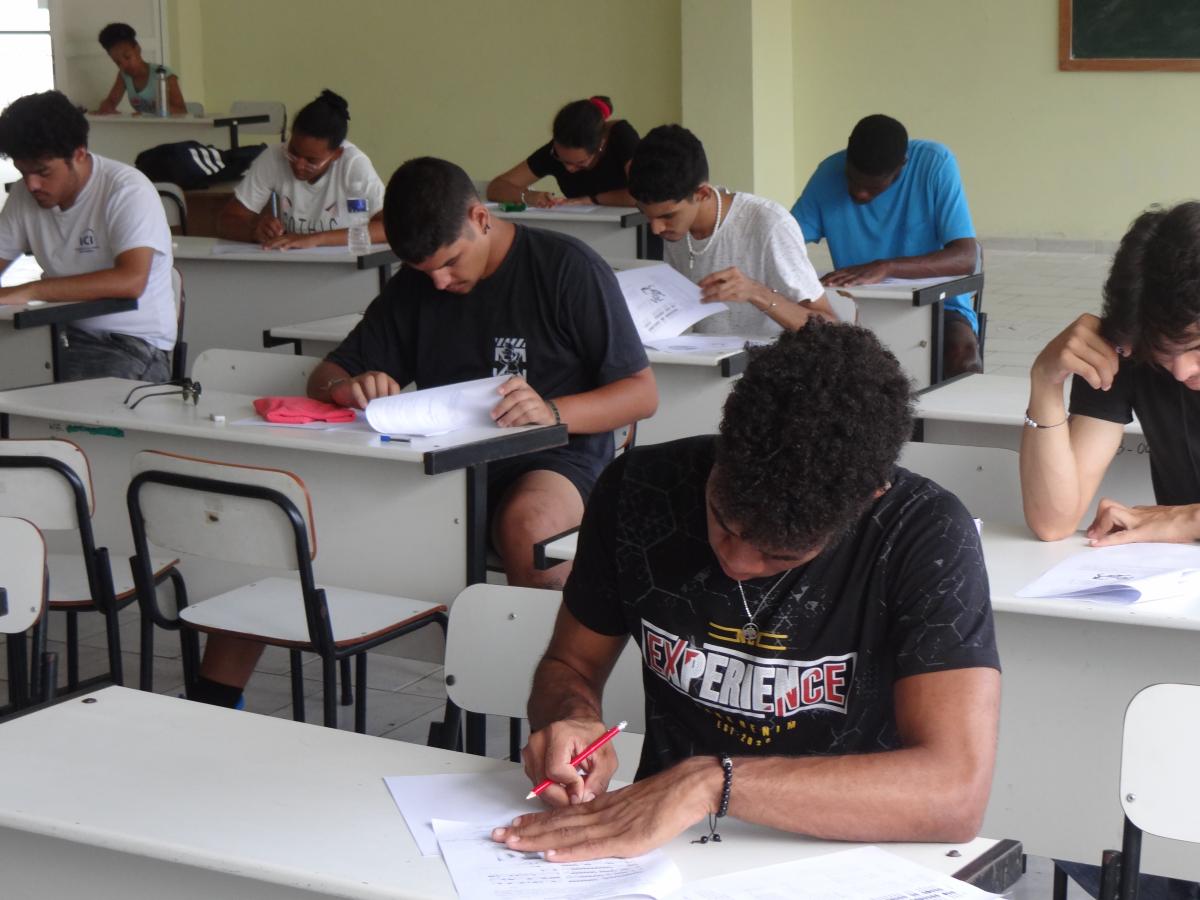 Estudiantes de segundo año realizaron un examen en el cual demostraron los conocimientos adquiridos.