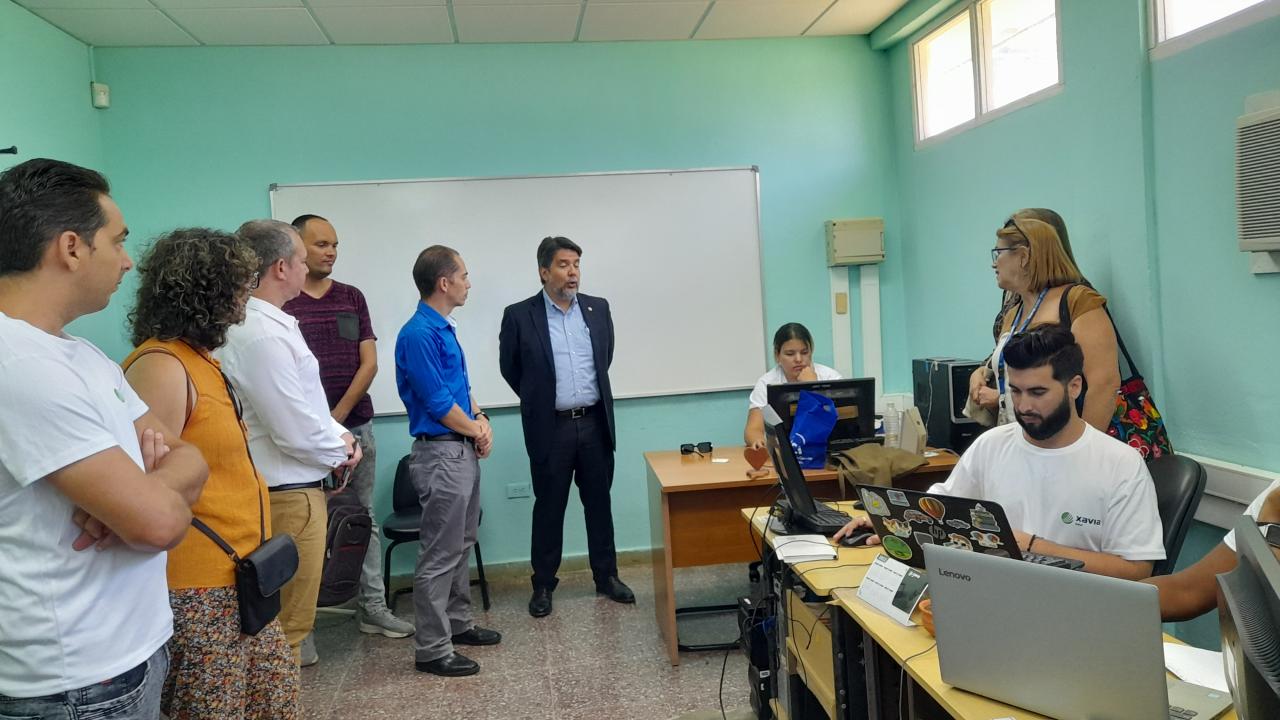 La agenda del representante de la OPS/OMS en Cuba incluyó un recorrido por el Centro de Informática Médica.