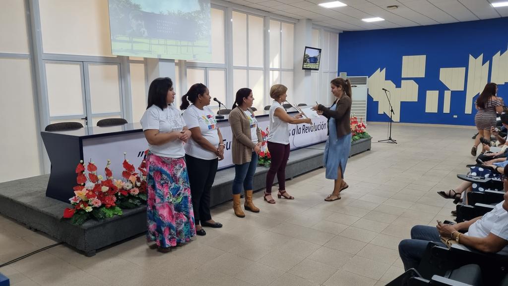 Acto de entrega de Categorías Docentes a un grupo de profesores de la UCI