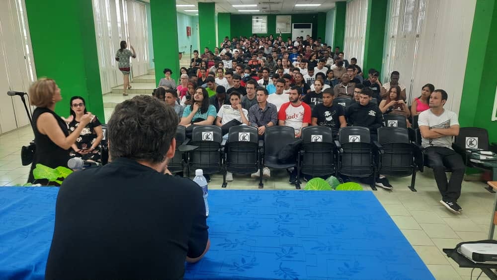Tuvo lugar en la Universidad un intercambio con el presentador del programa Con Filo.