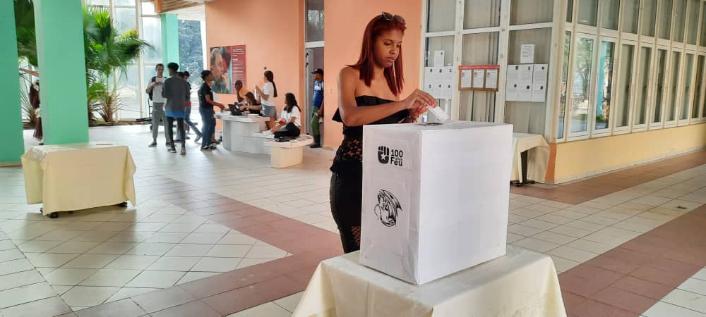 Los estudiantes de las facultades 3 y 4 ejercieron su derecho al voto en las urnas desde bien temprano.