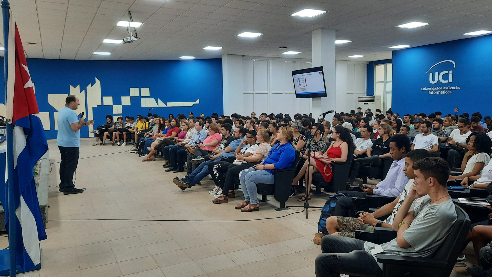 Con la conferencia "Las vacunas cubanas, estado actual y perspectivas futuras" impartida por el destacado científico Yury Valdés Balbín inició la Jornada Científica Estudiantil en la UCI. Foto: Osmel Batista Tamarit