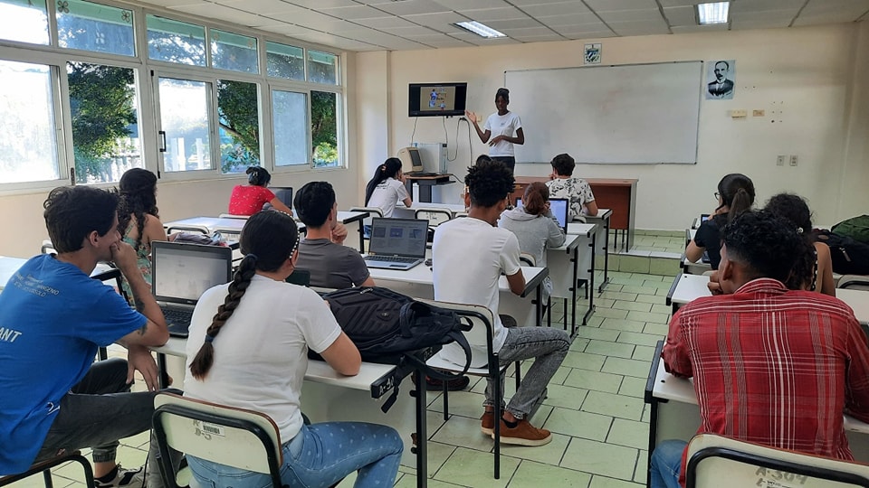 Estudiantes exponen trabajos en la Jornada Científica Estudiantil. Foto: Osmel Batista Tamarit