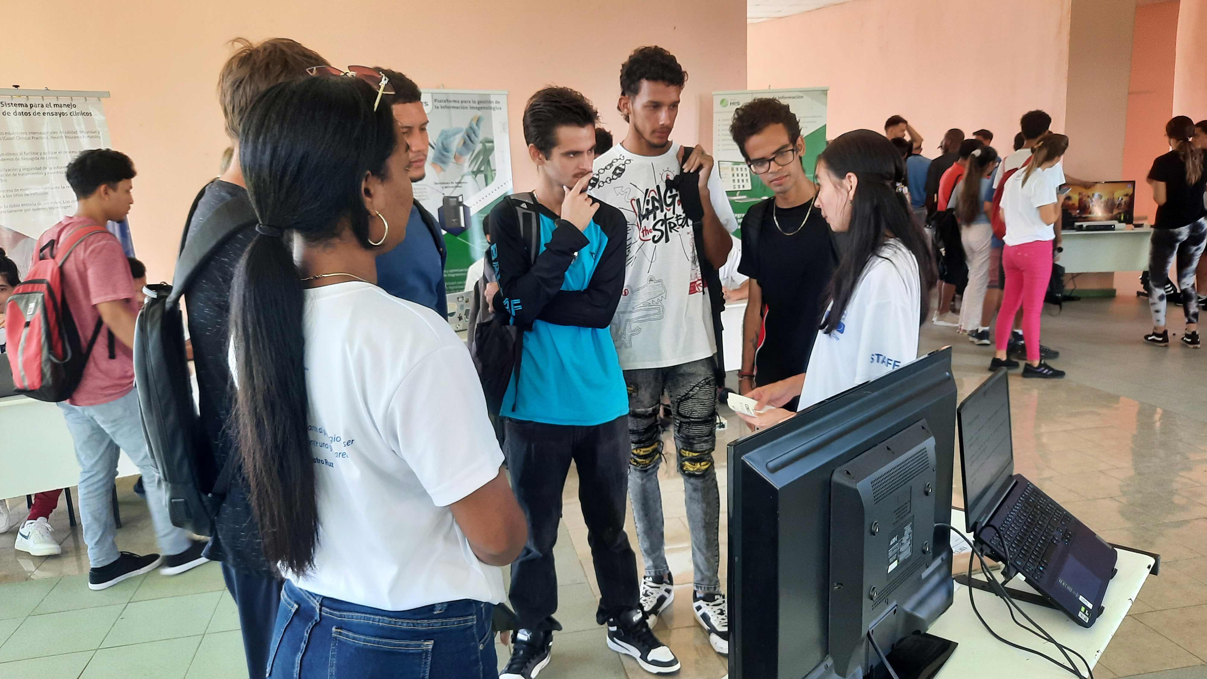En el ámbito de la Jornada Científica Estudiantil se expusieron productos de los Centros de desarrollo de la UCI. Foto: Osmel Batista Tamarit