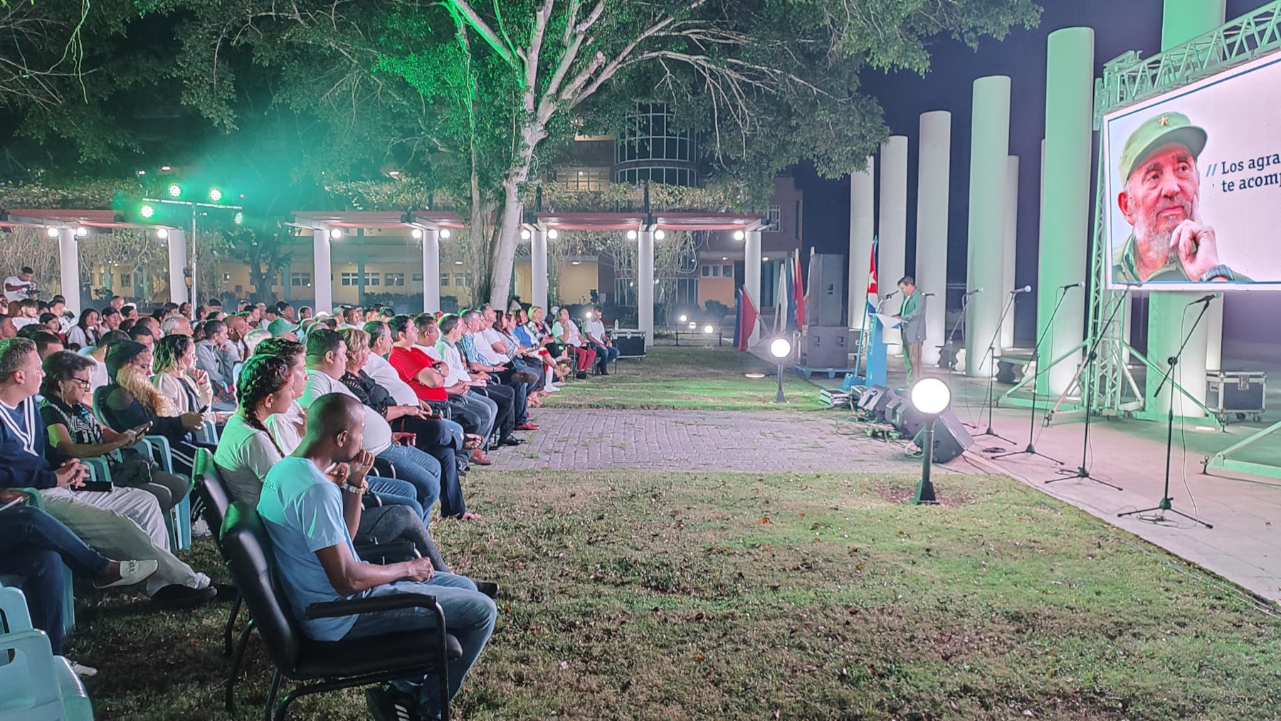Velada político - cultural en homenaje a Fidel.