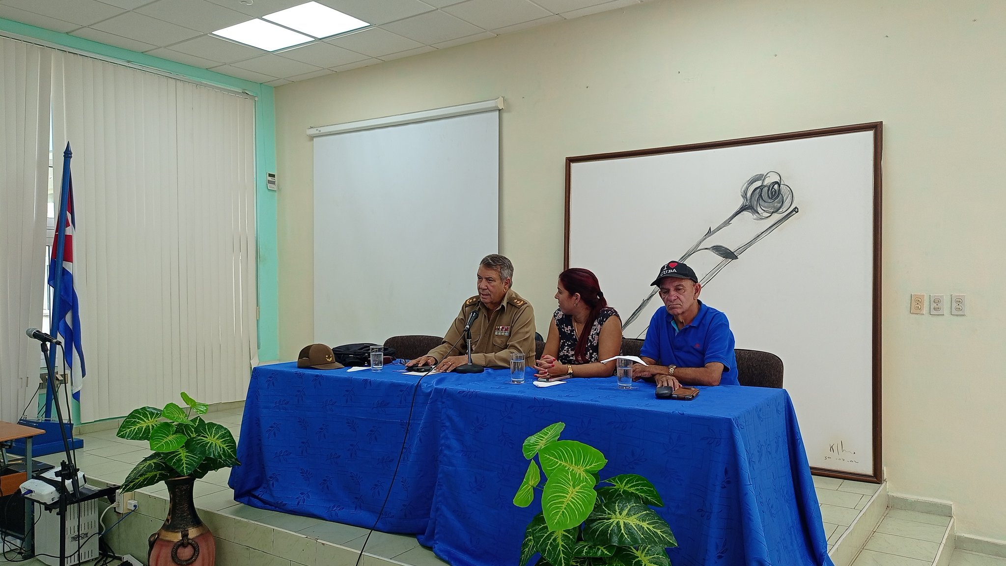 El general de división (r) Rogelio Acevedo González conmovió a los presentes en el Teatro Abdala con el don para el relato histórico.