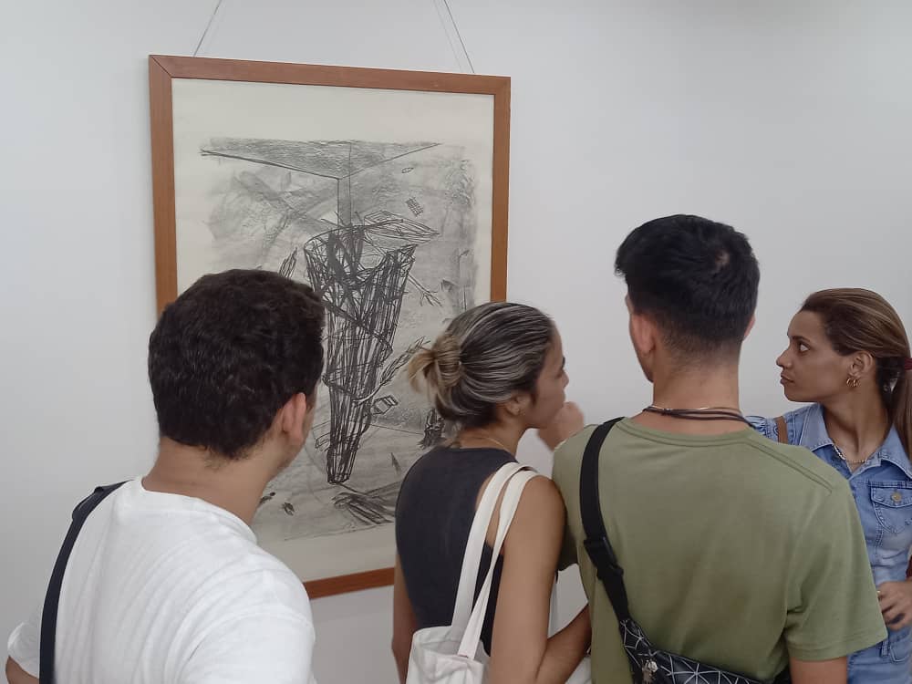 El público presente en la Galería del Centro Cultural Wifredo Lam visualizó las obras performáticas del artista cubano.