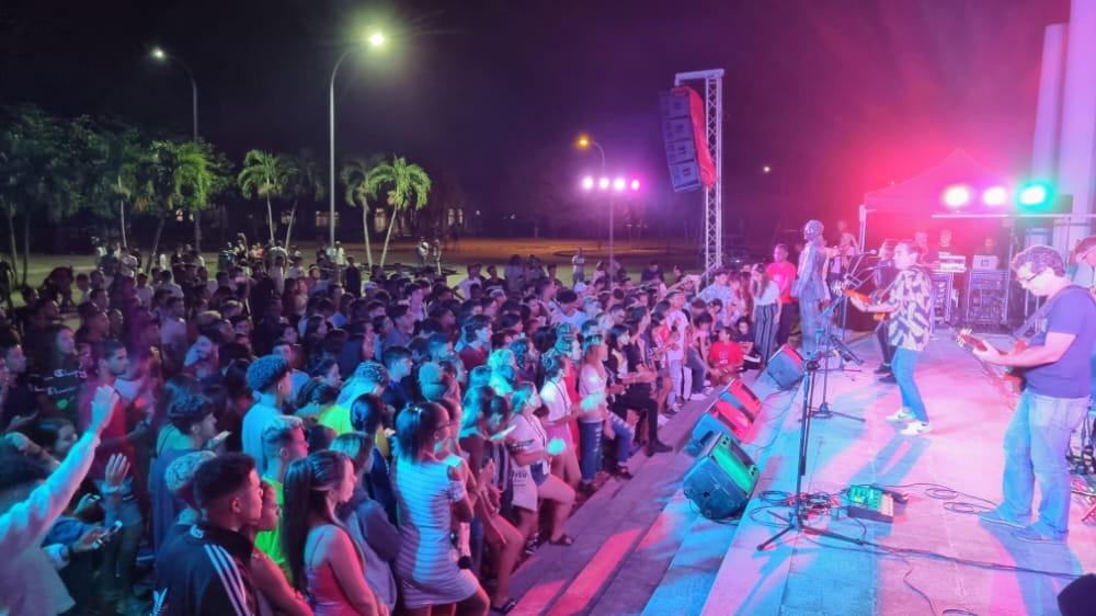 El público universitario disfrutó de los temas musicales del popular cantautor cubano.