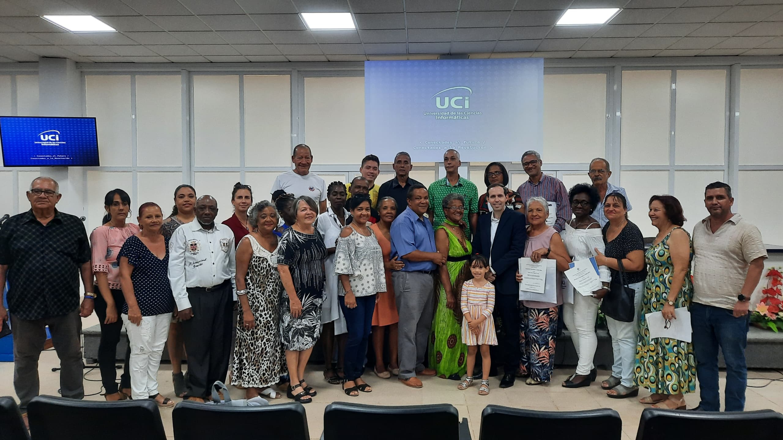 Profesores y trabajadores de la UCI que cursaron estudios en el aula de la Cátedra del Adulto Mayor, celebraron este jueves su segunda graduación. Foto: Osmel Batista Tamarit