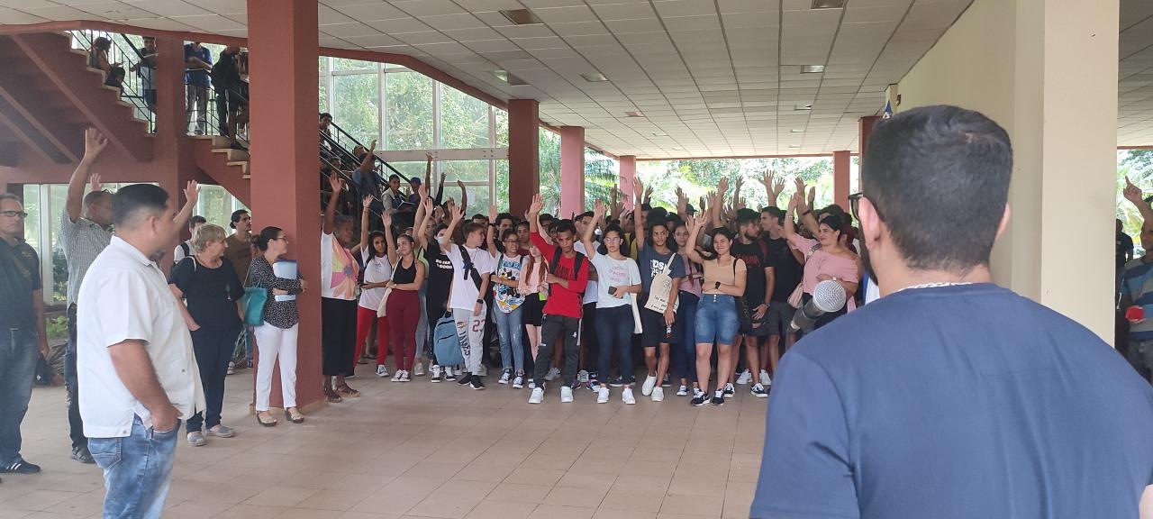 Los estudiantes y trabajadores apoyaron categóricamente la nominación de Yoamel Acosta por todos sus méritos a lo largo de sus años de trabajo.