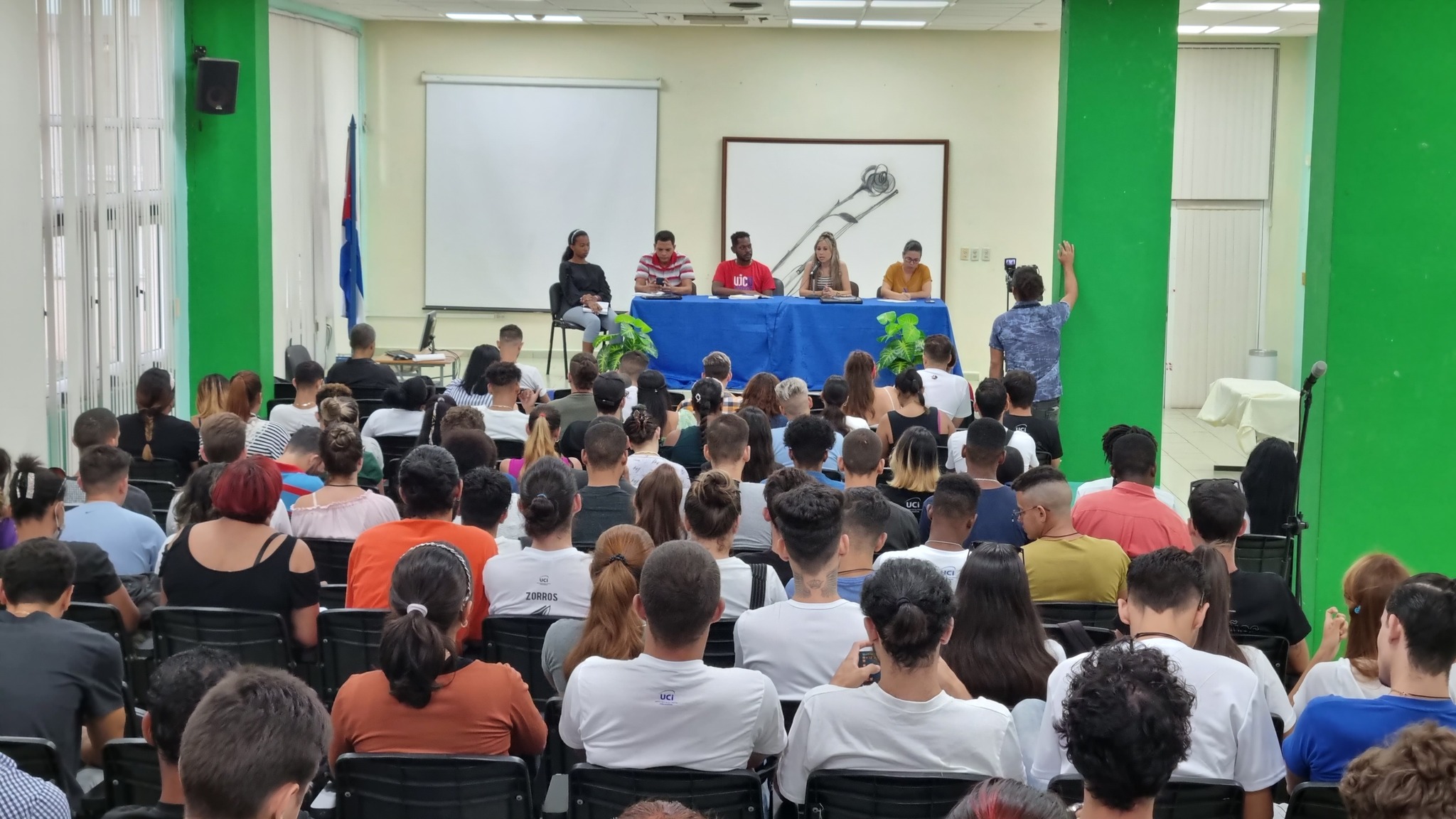 Los pinos nuevos de la Universidad debatieron acerca de la estrategia de la organización de vanguardia.