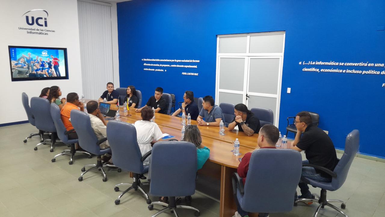 En el Salón de la Maqueta, los estudiantes de la Universidad de Santiago de Cali, Colombia, expresaron sus aspiraciones de completar sus conocimientos en el campo de la ciberseguridad y la calidad de software.