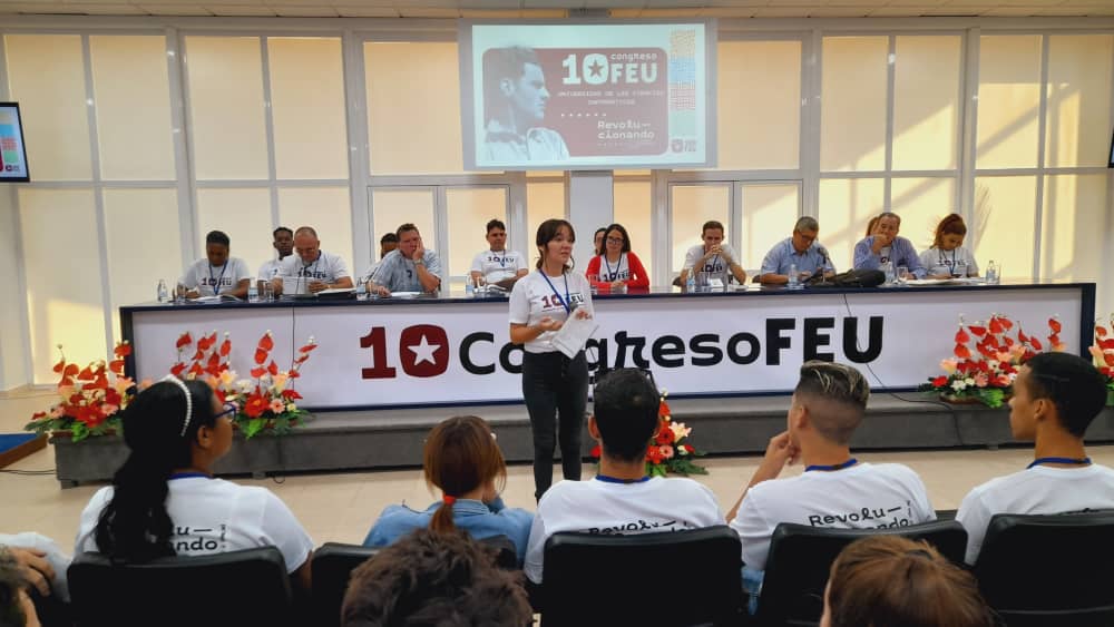 Plenaria del Congreso de la FEU en la UCI.