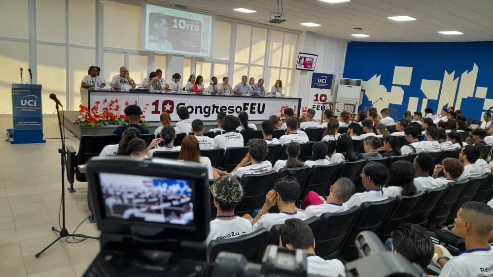 Plenaria del Congreso de la FEU en la UCI.