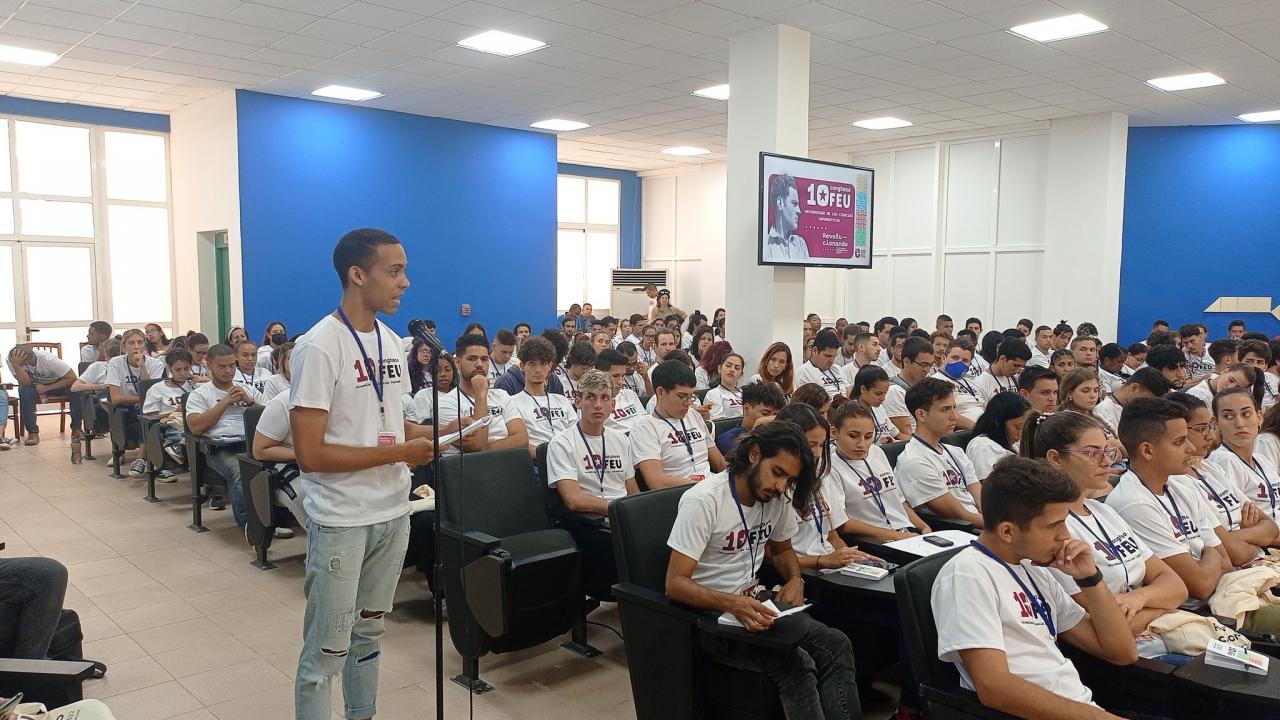 Plenaria del Congreso de la FEU en la UCI.