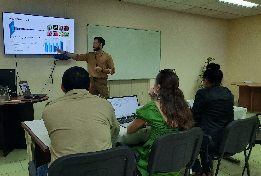 Durante el acto de defensa de su ejercicio de culminación de estudios en la modalidad de artículos científicos, el estudiante de cuarto año mostró gran rigor científico. Foto: Osmel Batista Tamarit