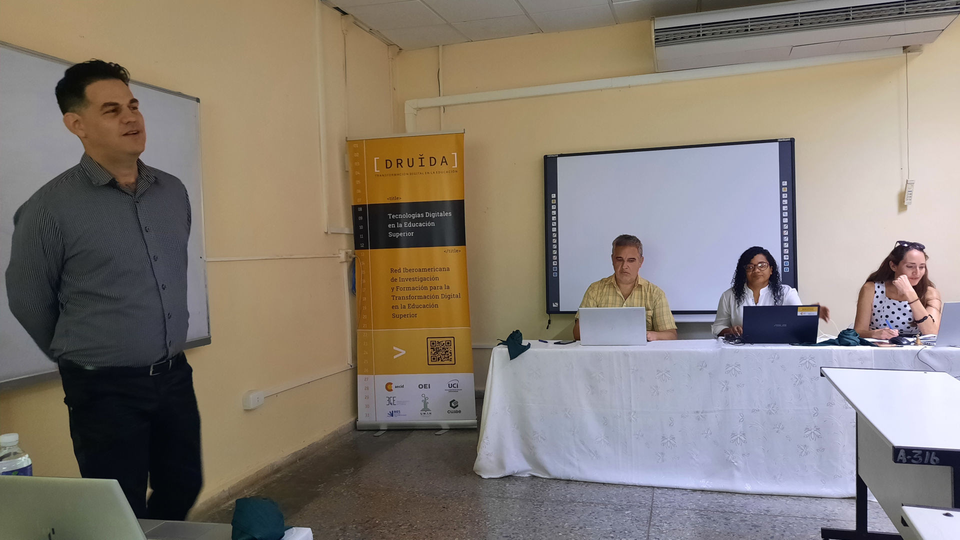 Vladimir Milián compartió sus experiencias sobre el método para el análisis de opiniones de usuarios como apoyo al proceso de extracción de requisitos de software. 