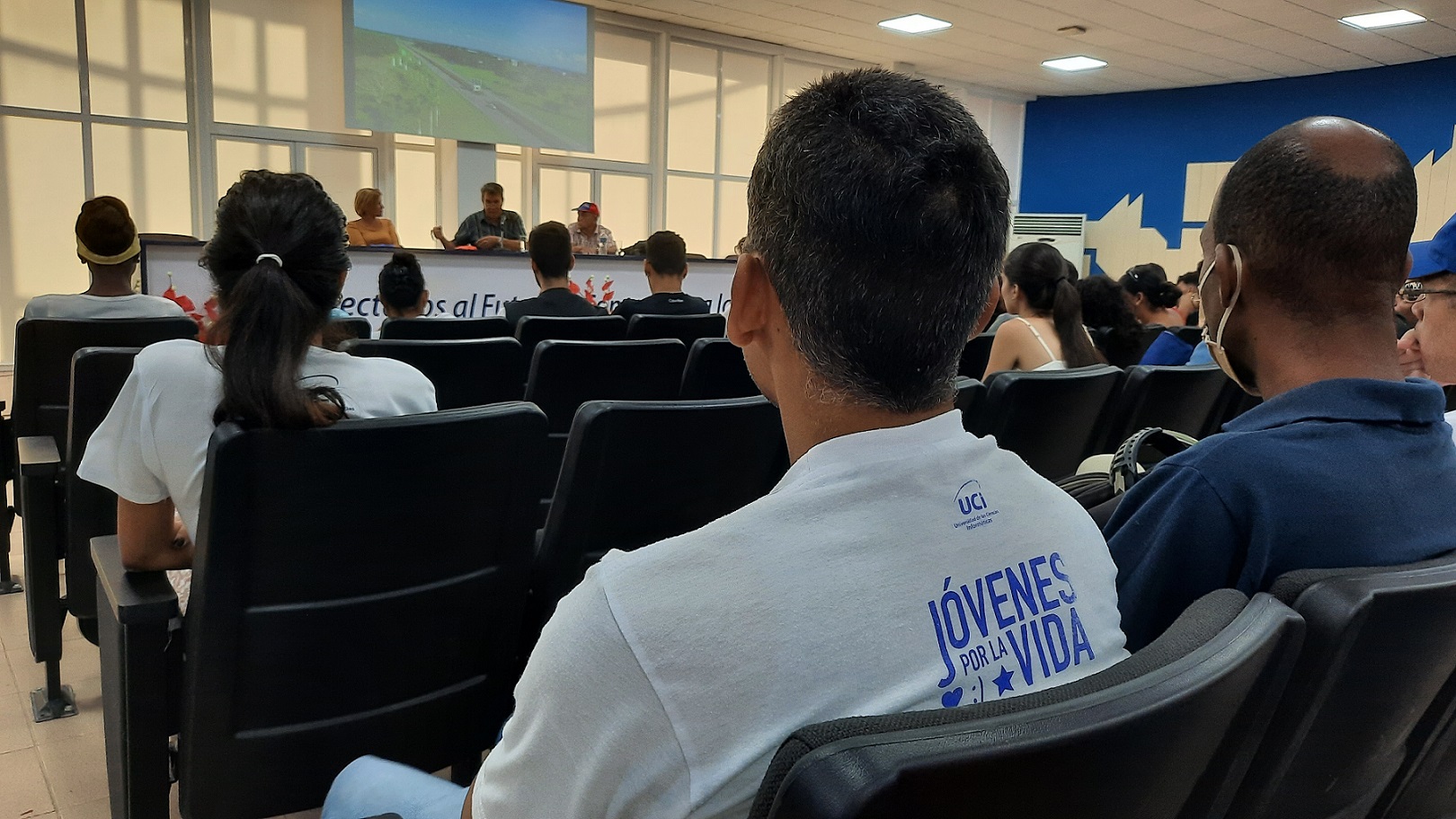 El General de división Rogelio Acevedo dialoga sobre el Che con estudiantes de la UCI.