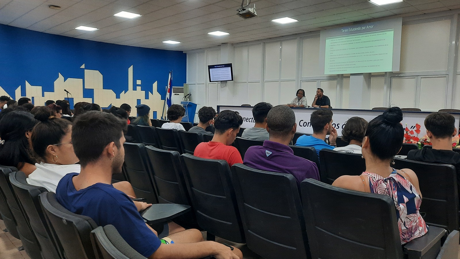 En el encuentro de directivos con Alumnos Ayudantes y los miembros de la Tarea Educando por amor, trascendió que más de cien estudiantes de la UCI están involucrados en el proceso de enseñanza en los Preuniversitarios y Secundarias Básicas en La Lisa.