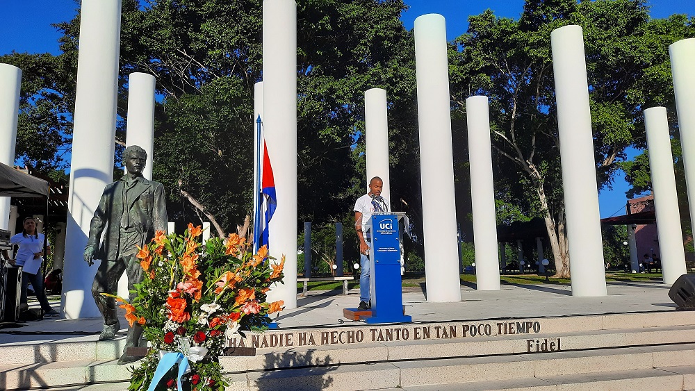 El acto político- cultural por la fecha se efectuó en la Plaza Mella y lo presidió el Dr.C. Yanio Hernández Heredia, vicerrector primero de la UCI y miembros del Consejo universitario.
