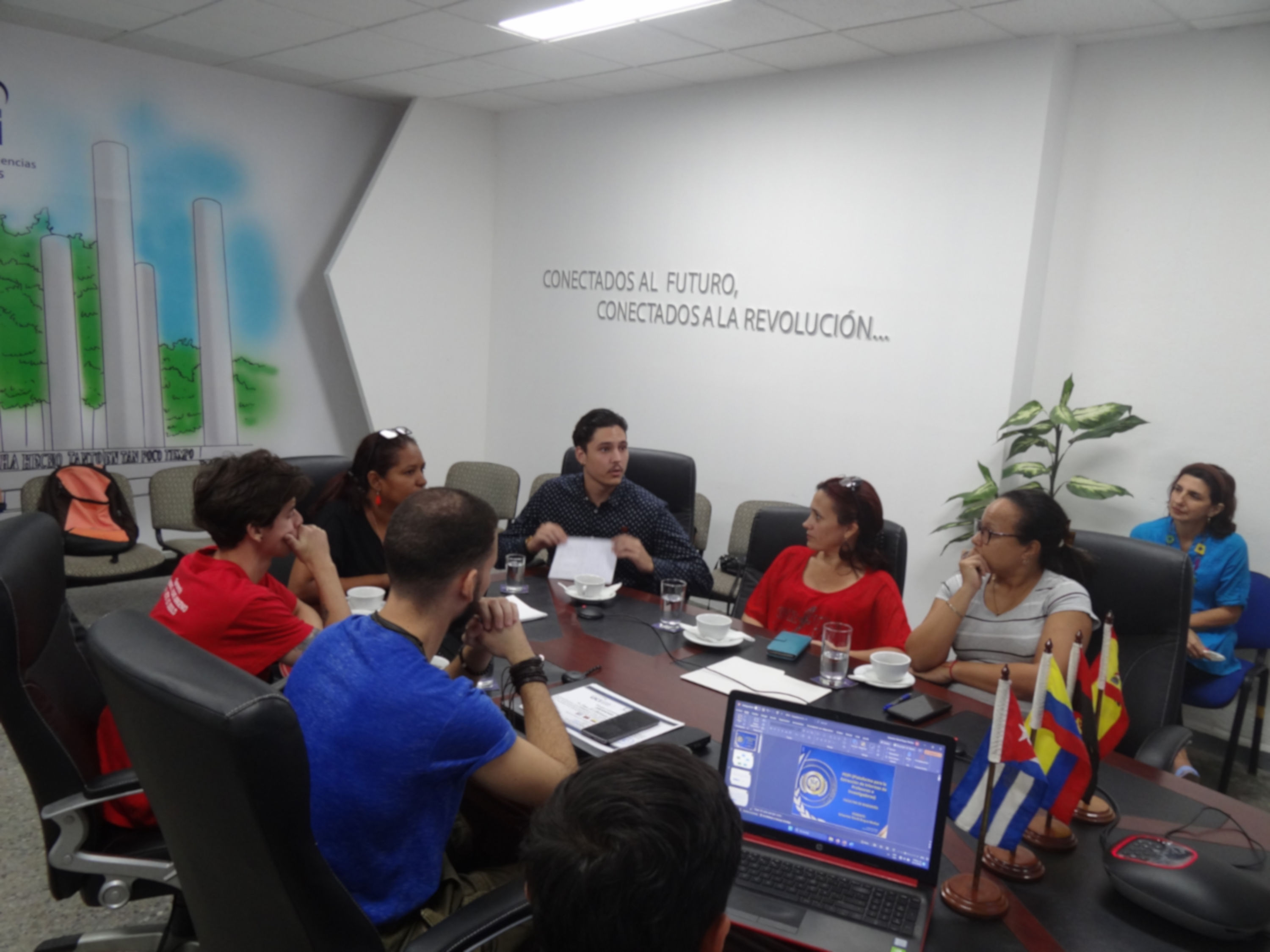 Taller científico estudiantil con la participación de estudiantes extranjeros de nuestra Universidad.