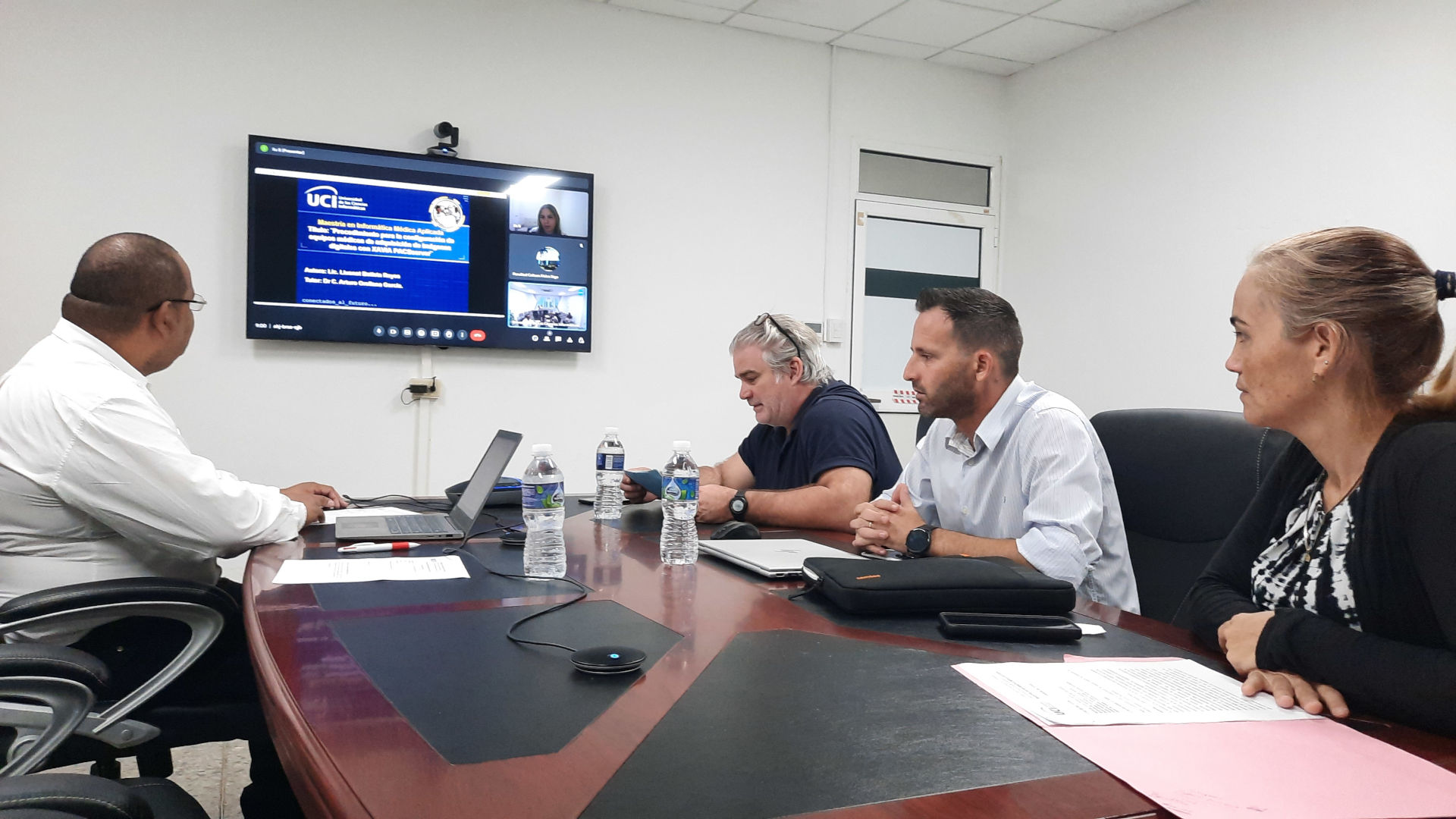 Liusnet Batista Reyes, especialista en Electromedicina presentó un nuevo procedimiento para la configuración de equipos médicos de adquisición de imágenes digitales, lo que simplifica y optimiza el análisis de este tipo de exámenes médicos y los servicios que se prestan en este sector. Fotos: Osmel Batista y cortesía de Omar Mar.